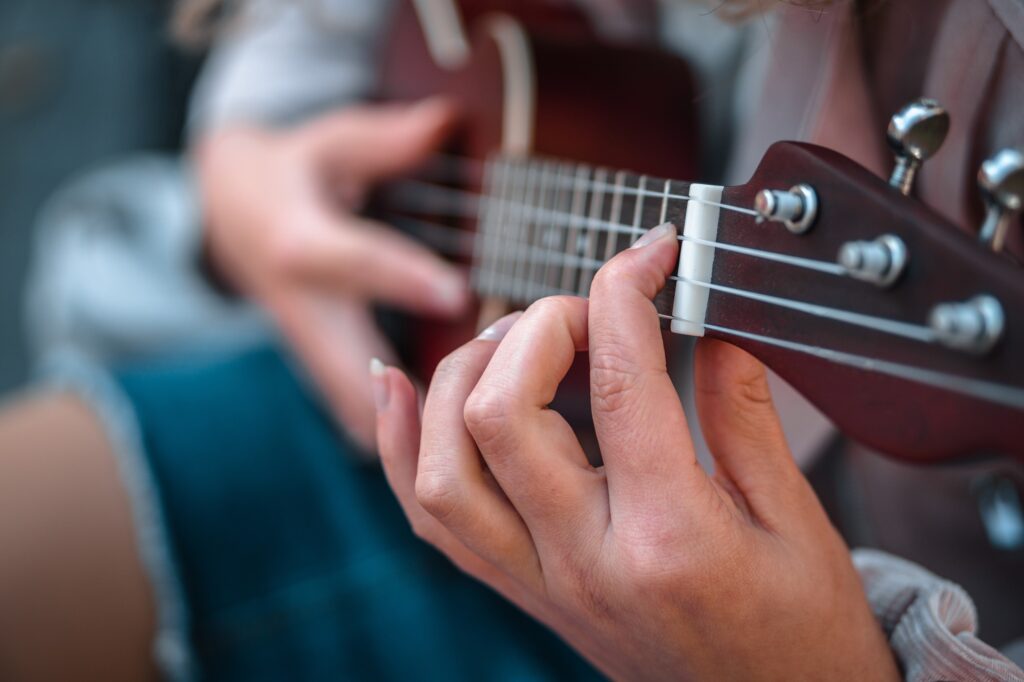 exercício fácil de dedilhado no ukulele